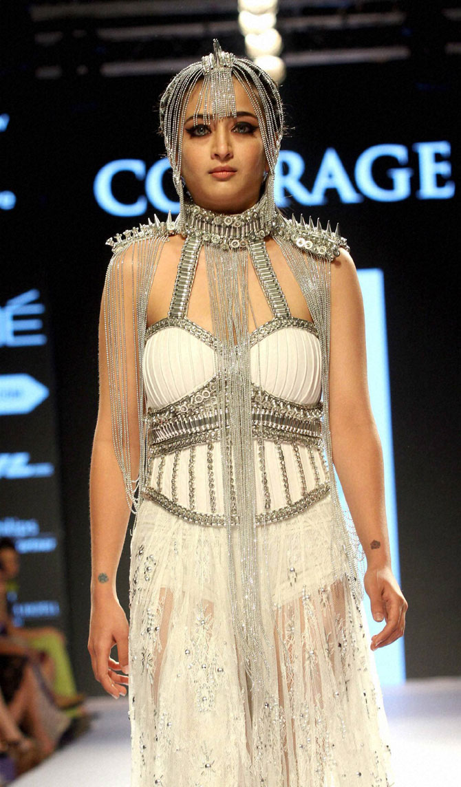 बॉलीवूड अभिनेत्री अक्षरा हसनने लॅक्मे फॅशन विकमध्ये डिझायनर कनिका सलुजा हिने डिझाइन केलेला पोशाख परिधान करून रॅम्पवॉक केला. (छायाः पीटीआय)