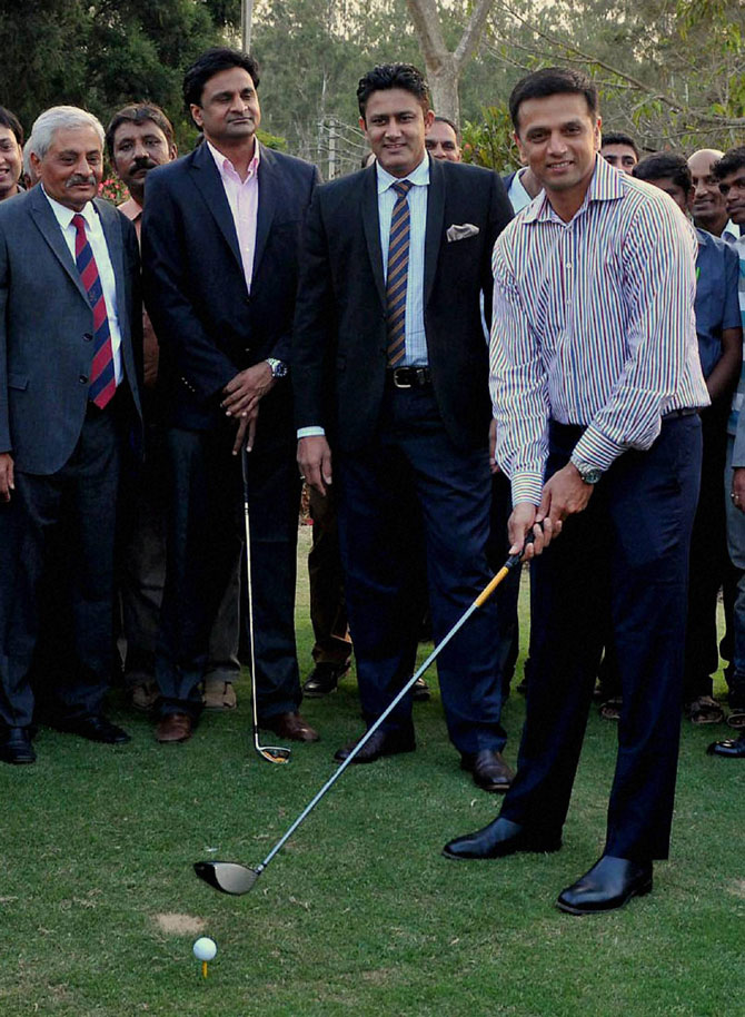 कर्धिहल्लीकवाल येथील '१८ होल्स गोल्फ कोर्ट'च्या उद्घाटनाला क्रिकेटचे नामवंत माजी खेळाडू राहुल द्रवीड, जवागल श्रीनाथ आणि अनिल कुंबळे हे उपस्थित होते. (छायाः पीटीआय)