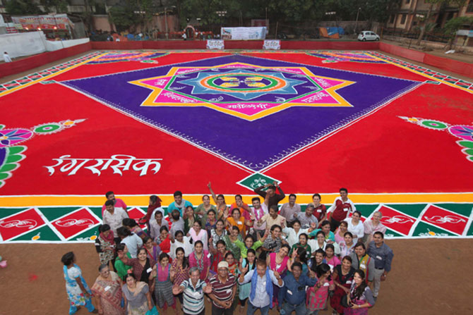 गुढीपाडव्यानिमित्त ठाण्यातील गावदेवी मैदानात ८० कलाकारांनी १६००० चौरस फुटांची रांगोळी साकारली. (छाया- दिपक जोशी)