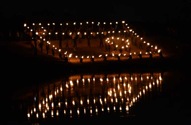 मिणमिणते दिवे, मशालीच्या पार्श्वभूमीवर रिगाटापटूंनी विलोभनीय रचना आणि फटाक्यांची डोळे दिपवणारी आतषबाजी केली. (छायाचित्र - तन्मय ठोंबरे)