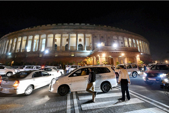 नवी दिल्ली येथे सुरू असलेल्या अर्थसंकल्पीय अधिवेशानामुळे खासदारांच्या गाड्यांनी संसदेचा परिसर अशाप्रकारे गजबजून गेला होता. (छाया- पीटीआय)