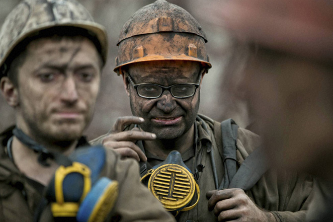 युक्रेनच्या डोनस्टक येथील कोळशाच्या खाणीत झालेल्या स्फोटामुळे तब्बल ३० कामगार आतमध्ये अडकून पडले आहेत. या पार्श्वभूमीवर युक्रेनच्या कोळसा मंत्र्यांनी घटनास्थळाला भेट दिली. (छाया- पीटीआय)
