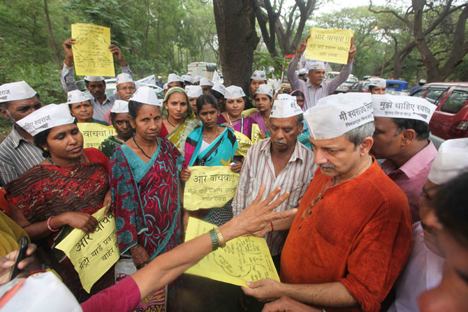 आरे कॉलनी येथील मेट्रोशेडला विरोध करण्यासाठी रविवारी आम आदमी पक्षाच्या हजारो कार्यकर्त्यांनी निदर्षण केले. या निदर्षनाचे नेतृत्व 'आप'चे नेते मयांक गांधी यांनी केले. (छाया- दिलीप कागडा)