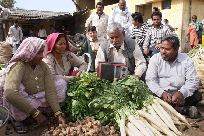 मोरादाबाद येथील भाजीपाला विक्रेत्यांनी शनिवारी आकाशवाणीवर अर्थसंकल्पीय भाषण ऐकले. या 'अर्थात' आम्ही कुठे असा प्रश्न या श्रमिकांना पडला असणार. (छाया: पीटीआय)