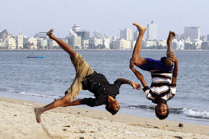 मुंबईतील गिरगाव चौपाटीवर उलट-सुलट कोलांट्या उड्या मारत या मुलांनी अक्षरश: जीवाची मुंबई केली. (छाया- प्रदीप दास)