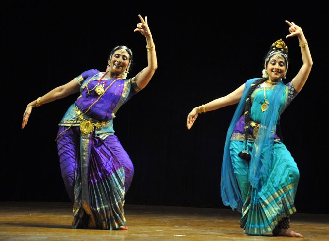 भारतात ताम्रपाषाण काळापासून म्हणजे सुमारे पाच सहस्र वर्षांपासून नृत्यमूर्ती उपलब्ध आहेत. 'हडप्पा येथील पाच नर्तकांचा शिरोहीन पुतळा व मोहेनजोदडो येथील नर्तिकेची धातूतील प्रतिमा' हे अतिप्राचीन काळातील नृत्यमूर्तीचे दाखले देतात. (एक्स्प्रेस फोटो)