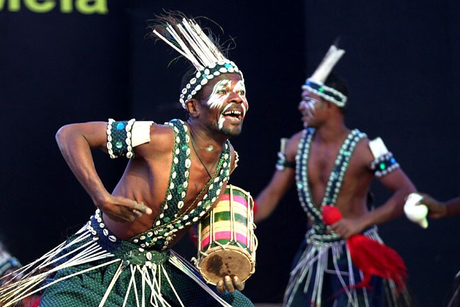 नृत्योपचाराच्या विविध क्रियांमध्ये मनातील विविध भावना, विचार जागृत होऊ शकतात. ज्या सहज बोलून दाखवता येऊ शकत नाही अशा भावना शरीराच्या साहाय्याने व्यक्त केल्या जाऊ शकतात. (एक्स्प्रेस फोटो)