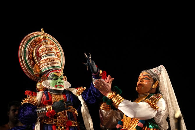 नाटय़शास्त्रात नृत्याच्या शिल्पगत, शिल्पसदृश, अंङ्ग, प्रत्यंग, उपांगांचे सम्यक व विस्तृत विवेचन पाहायला मिळते.' या संदर्भावरून प्राचीन काळात सर्व कला शिल्पकलेच्या नावाखाली येत होत्या, हे स्पष्ट होते. (एक्स्प्रेस फोटो)