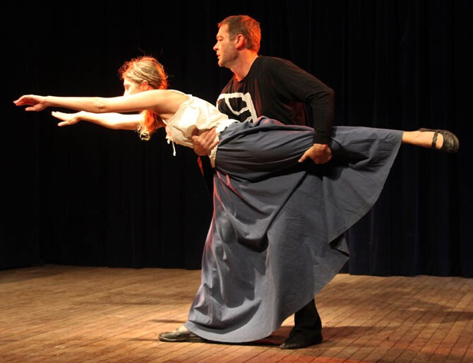 नृत्यकलेमध्येसुद्धा अनेक प्रयोग केले जात आहेत आणि 'फ्युजन नृत्य' म्हणून ते ओळखले जात आहे व लोकप्रिय ठरत आहे. (एक्स्प्रेस फोटो)