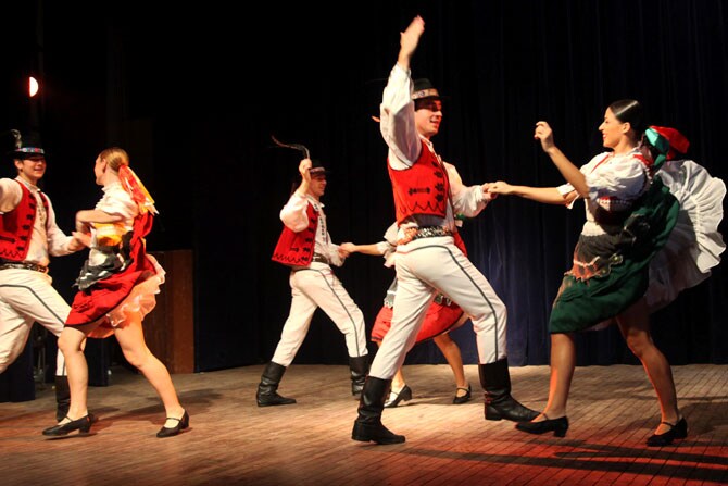 नाचताना सुडौल आणि ढंगदारपणे उभं राहण्याची पद्धत नर्तकाला अवगत होते. पोट घट्ट करून, ताठ उभे राहून, पाय जुळवून केलेली मुद्रा 'कोअर' स्ट्राँग करते. पायाचे, कमरेचे आणि पोटाचे स्नायू पीळदार होतात. या शैलीची सतत प्रॅक्टिस केल्याने 'अ‍ॅब्स वर्कआउट'सुद्धा होत राहते. (एक्स्प्रेस फोटो)