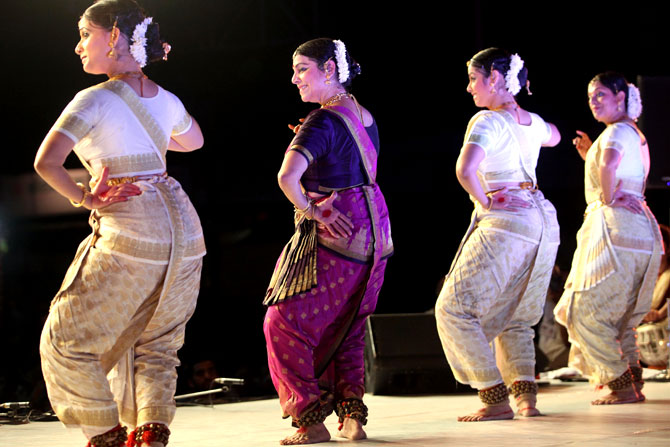 महाभारत रणांगणावर युद्ध करून थकलेल्या योद्धय़ांच्या श्रमपरिहारानिमित्त नाचगाण्याचे कार्यक्रम आयोजिले जात. (एक्स्प्रेस फोटो)