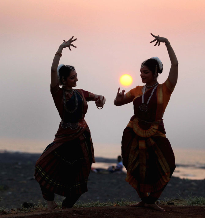 नृत्य ही एक कला आहे. या कलेत पारंगत असलेल्यांना राजे-राजवाडय़ांत आश्रय दिला जायचा. या कलेचे संगोपन करणे, तिच्या वृद्धीची काळजी घेणे हा राजधर्म समजला जायचा. (एक्स्प्रेस फोटो)