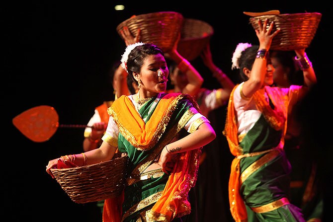 विविध संस्कृतींचादेखील आगळावेगळा संगम नृत्याविष्कारातून घडतो असे म्हटल्यास अतिशयोक्ती ठरणार नाही! (एक्स्प्रेस फोटो)