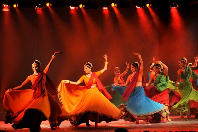 एखाद्या गाण्यावर ठेका धरला म्हणजे डान्स येतोच असं नाही . तर डान्ससाठी बरीच मेहनत घ्यावी लागते. अलीकडे डान्स या छंदाकडे अनेकजण करीअर म्हणूनही पाहू लागले आहेत. (एक्स्प्रेस फोटो)