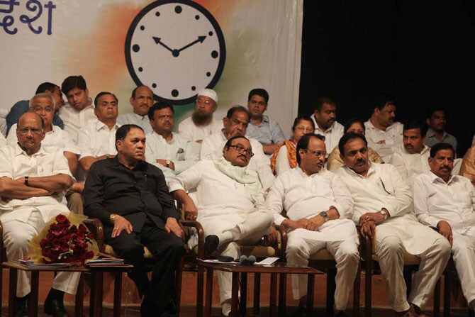 नवीन प्रदेशाध्यक्ष तसेच अन्य पदाधिकाऱ्यांची निवड करण्याकरिता मुंबई येथे राष्ट्रवादी काँग्रेस पक्षाची बैठक पक्षाध्यक्ष शरद पवार यांच्या उपस्थितीत पार पडली. यावेळी पक्षाचे सर्व प्रमुख नेते उपस्थित होते. ( छाया- गणेश शिर्सेकर)