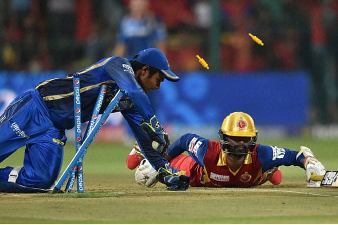 रॉयल चॅलेंजर्स बंगळुरूचा फलंदाज दिनेश कार्तिक धावचीत होण्यापासून वाचण्यासाठी प्रयत्न करताना. एम. चिन्नास्वामी स्टेडियमवर झालेल्या या सामन्यात युवा खेळाडू सर्फराज खानने चौकार-षटकारांची आतषबाजी करून रॉयल चॅलेंजर्स बंगळुरूला ७ बाद २०० धावांचा पल्ला गाठून दिला. मात्र, त्यानंतर पावसामुळे सामना अनिर्णित राहिला. (छाया- पीटीआय)