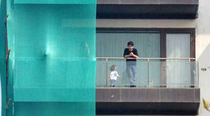 माेठा भाऊ आर्यनसह घराच्या गच्चीवर