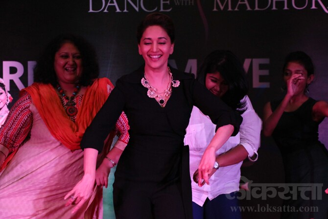 अभिनेत्री माधुरी दीक्षित हिने काही दिवसांपूर्वी ऑनलाईन नृत्य अकादमी सुरू करण्याची घोषणा केली होती. मुंबई येथे बुधवारी झालेल्या कार्यक्रमात तिने या अॉनलाईन अकादमीच्या अॅपचे अनावरण केले. (छाया- अमित चक्रवर्ती)