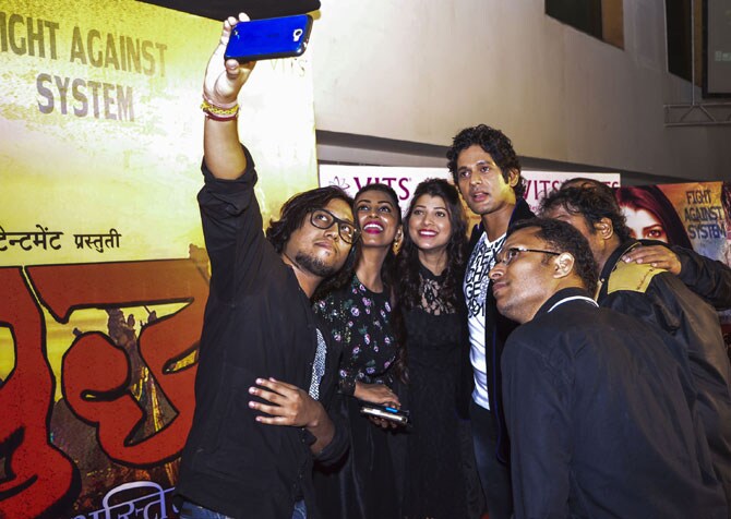 युद्धची टीम सेल्फी काढताना.