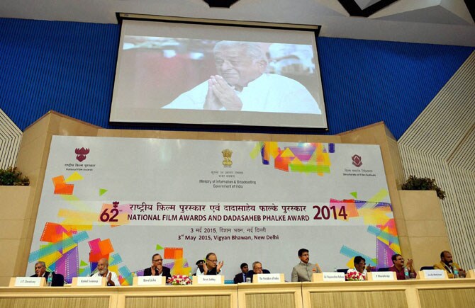 राष्ट्रपती प्रणब मुखर्जी यांच्या हस्ते रविवारी ६२व्या राष्ट्रीय चित्रपट पुरस्कारांचे वितरण करण्यात आले. (छायाः पीटीआय)