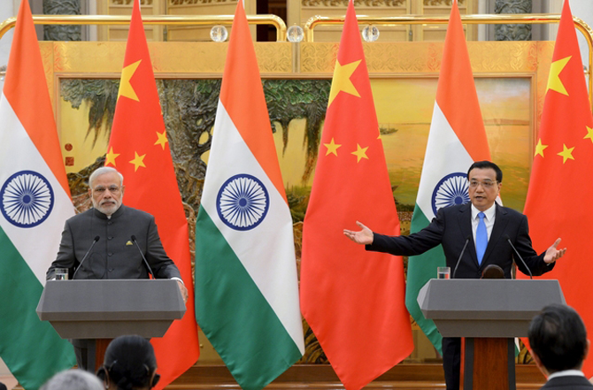 मोदी यांनी चीनचे पंतप्रधान ली केकियांग यांच्याशी दीर्घ चर्चा केली. त्यावेळी त्यांनी चीनने पाकव्याप्त काश्मीरमध्ये केलेल्या गुंतवणुकीचा मुद्दा उपस्थित केला. (छाया- पीटीआय)