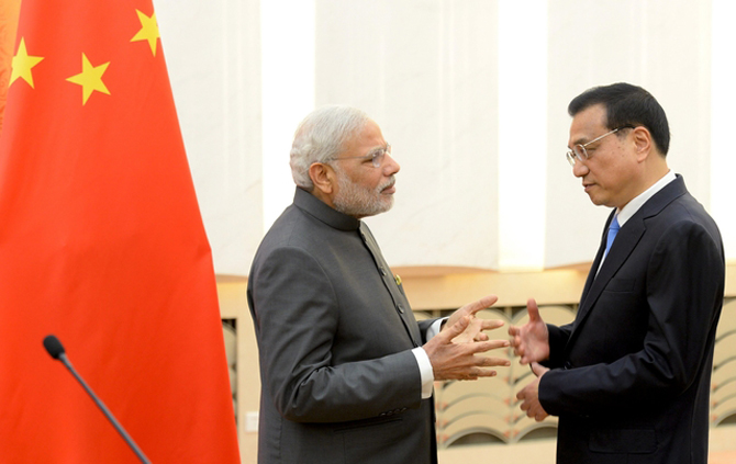 पंतप्रधान नरेंद्र मोदी शुक्रवारी चीन दौऱ्याच्या दुसऱ्या दिवशी बिजिंगमध्ये दाखल झाले. यावेळी त्यांनी भारत आणि चीन या दोन्ही देशांमध्ये व्युहात्मक आणि दीर्घकालीन मैत्रीपूर्ण संबंध राखण्यासाठी वादग्रस्त ठरणाऱया विषयांवरील धोरणाचा फेरविचार करण्याचा सल्ला चीनला दिला. (छाया- पीटीआय)