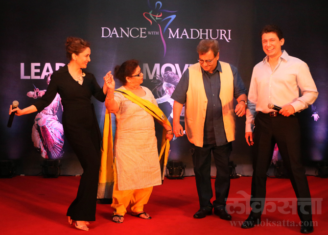 यावेळी उपस्थितांनी गाण्याच्या तालावर ठेका धरला. (छाया- अमित चक्रवर्ती)