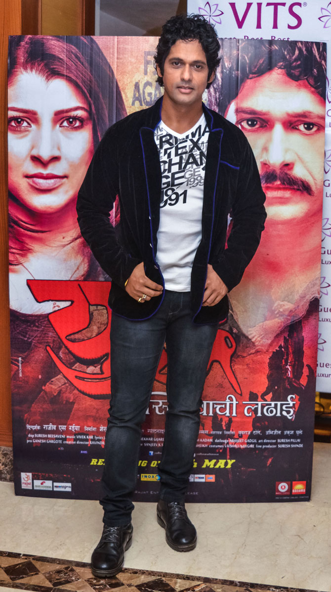 चित्रपटातील मुख्य कलाकार राजेश शृंगारपुरे कॅमे-यास पोझ देताना.