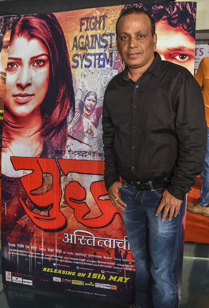 शेखर गिजरे निर्मित राजीव रुईया दिग्दर्शित ‘युद्ध’ एक अस्तित्वाची लढाई हा सिनेमा बोकाळलेला भ्रष्टाचार, अत्याचार त्यात सर्वसामान्य माणसाची होणारी ससेहोलपट, प्रस्थापित व्यवस्थेविरुद्धचा राग यावर भाष्य करतो.