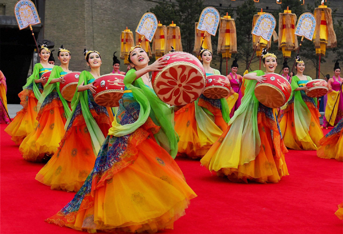 दक्षिण चीनमधील झिआन प्रांतात नरेंद्र मोदींचे पारंपरिक पद्धतीने स्वागत करण्यात आले. (छाया- पीटीआय)