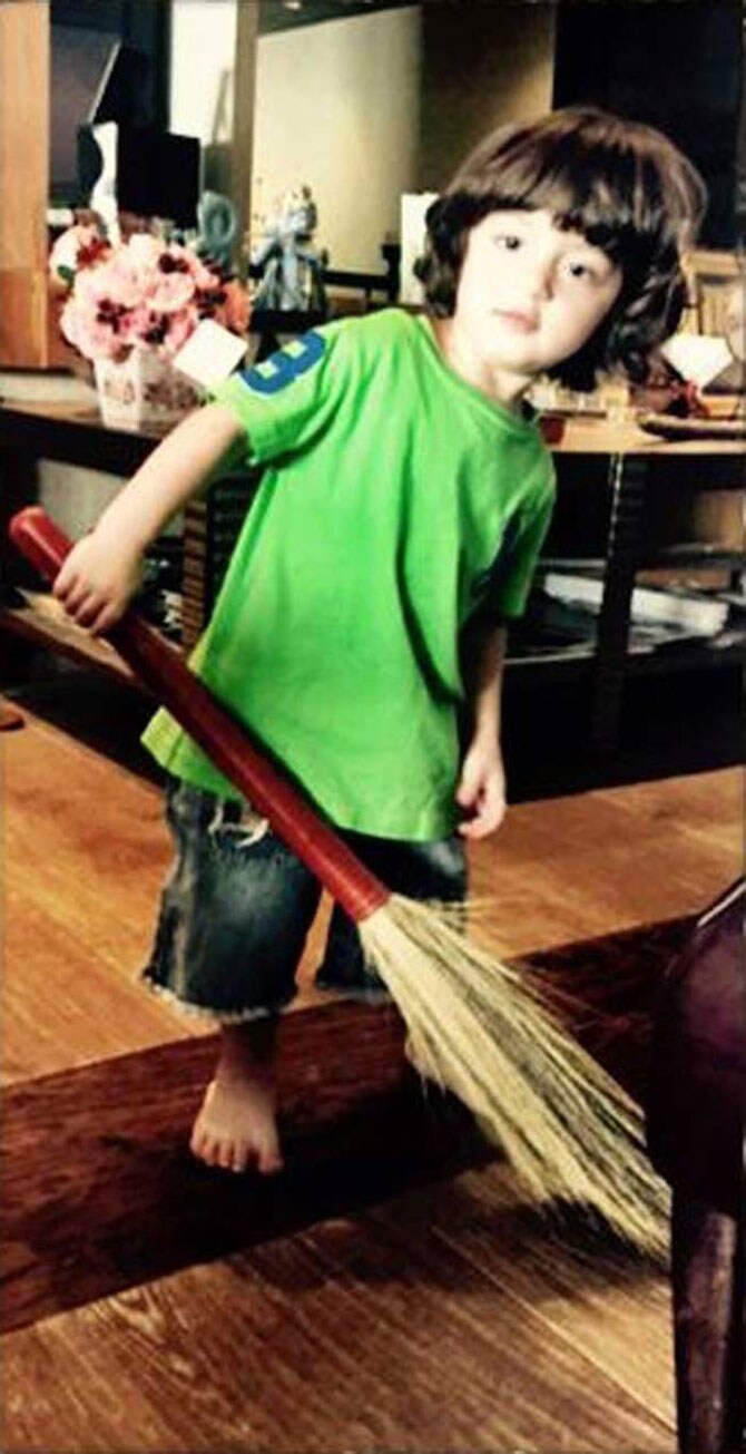 स्वच्छतेचे धडे देताना चिमुकला अबराम..