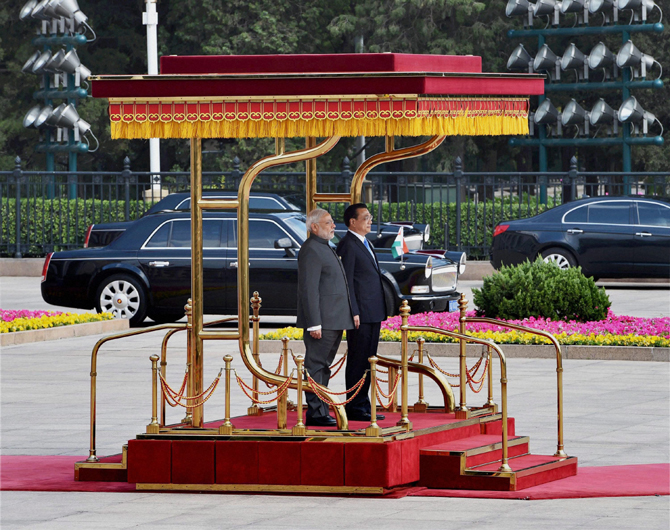 चीनच्या सैन्यदलाकडून 'गार्ड ऑफ ऑनर' स्विकारताना पंतप्रधान नरेंद्र मोदी. (छाया- पीटीआय)