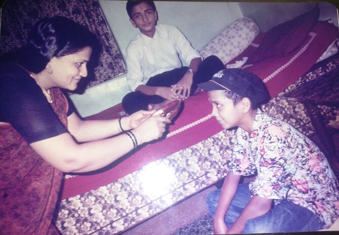 आशा मिसाळ त्यांच्या सचिन आणि संदीप या मुलांसह.