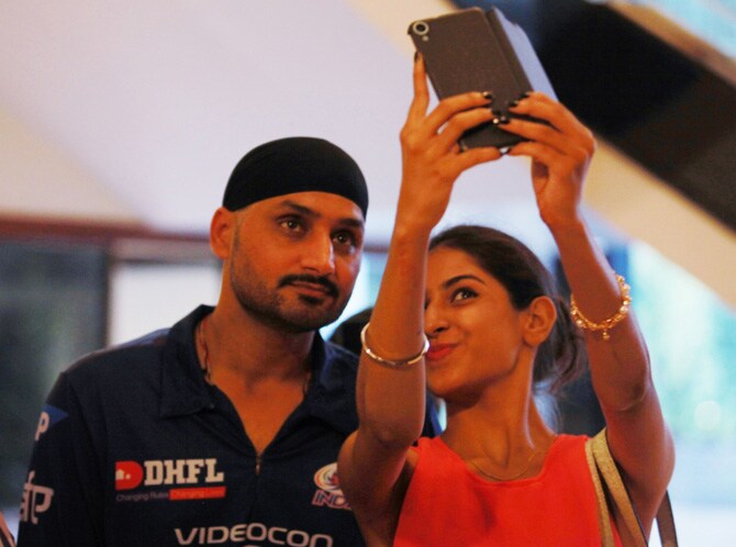 गेली दोन वर्षे भारतीय संघात स्थान मिळवण्यासाठी झगडणारा अनुभवी ऑफ-स्पिनर हरभजन सिंगचे बांगलादेशविरुद्धच्या एकमेव कसोटी सामन्यासाठी संघात पुनरागमन झाले आहे. त्यामुळे भज्जी पुन्हा एकदा प्रकाशझोतात आला आहे. या पार्श्वभूमीवर मुंबई येथे एका चाहतीबरोबर सेल्फी काढताना हरभजन सिंग. (छाया- वसंत प्रभू)