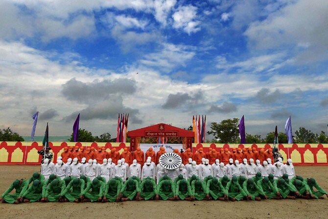 श्रीनगर येथे सीआरपीएफच्या जवानांनी पासिंग परेडच्यावेळी तिरंग्याचे फॉर्मेशन करून सर्वांचे लक्ष वेधून घेतले. (छाया-पीटीआय)