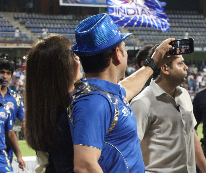 सचिन सेल्फी काढतो तेव्हा.. (छाया- दिलीप कागडा)