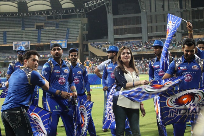 मुंबई इंडियन्सचा वानखेडेवर जल्लोष: हरभजनचा अनोखा अंदाज तर सचिनची मराठमोळी साद