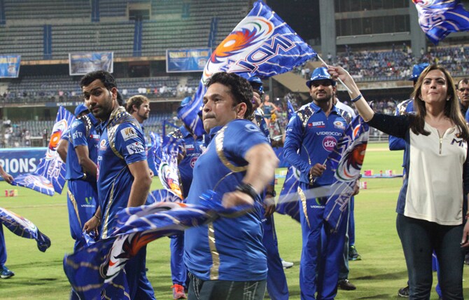 मुंबई इंडियन्सचा वानखेडेवर जल्लोष: हरभजनचा अनोखा अंदाज तर सचिनची मराठमोळी साद