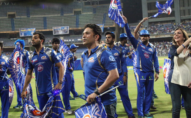 मुंबई इंडियन्सचा वानखेडेवर जल्लोष: हरभजनचा अनोखा अंदाज तर सचिनची मराठमोळी साद