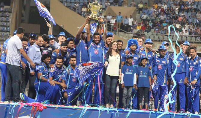 आयपीएलच्या अंतिम फेरीत मुंबईने चेन्नई सुपर किंग्जवर मात करत दुसऱ्यांदा जेतेपदाला गवसणी घातली होती. या विजयानंतर सोमवारी मुंबई इंडियन्स संघाकडून एका खास स्वागत सोहळ्याचे आयोजन वानखेडे स्टेडियमवर केले होते. यावेळी आपल्या घरच्या प्रेक्षकांनाही या आनंदात मुंबईच्या संघाने सामावून घेण्याचा प्रयत्न केला.