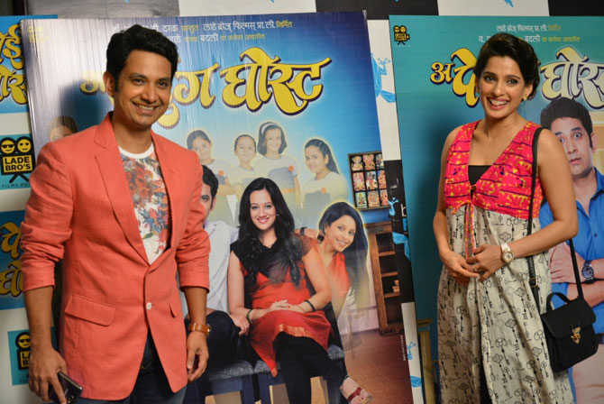 उमेश कामत आणि त्याची पत्नी प्रिया बापट कॅमे-यास पोज देताना.