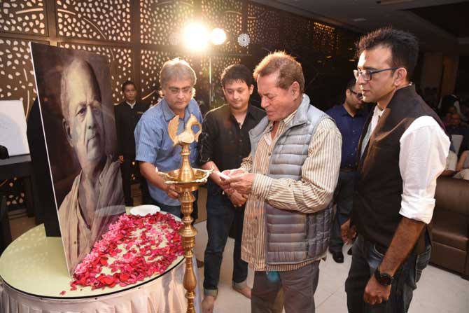 मोठी स्टारकास्ट आणि धमाल मनोरंजन असलेला ‘वेलकम जिंदगी’ हा मराठी सिनेमा लवकरच प्रेक्षकांच्या भेटीस येत असून ‘वेलकम जिंदगी’ सिनेमाचं फर्स्ट लूक लॉन्च हिंदी सिनेसृष्टीतील प्रसिद्ध पटकथा-कथा लेखक आणि दबंग सलमान खानचे वडील सलीम खान यांच्या उपस्थितीत हनी छाया यांच्या हस्ते करण्यात आले.