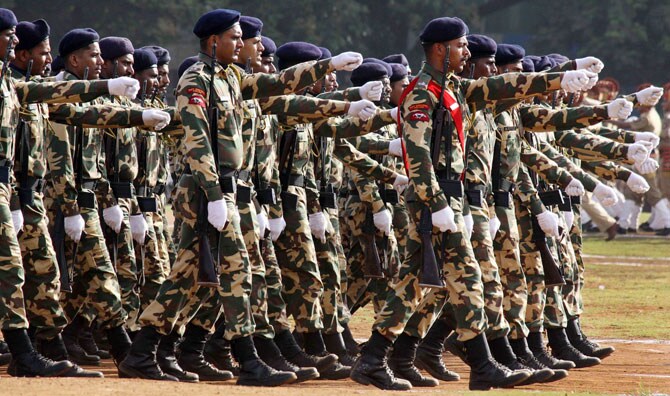 महाराष्ट्र दिनानिमित्त शुक्रवारी मुंबईतील शिवाजी पार्क परिसरात शानदार संचलन झाले. (छायाः प्रदीप दास)