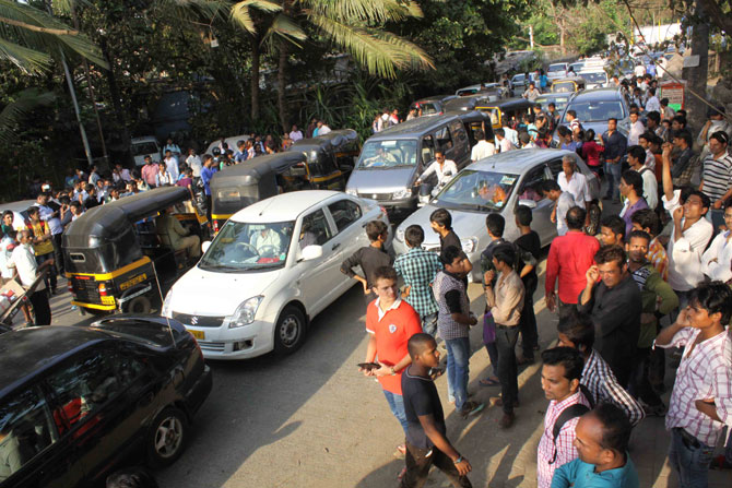 बॉलीवूड अभिनेता सलमान खानच्या जामीनावरील सुनावणीच्या निमित्ताने चाहत्यांनी सकाळपासूनच त्याच्या घराबाहेर गर्दी केलेली पाहायला मिळाली. (छाया- प्रदिप दास)