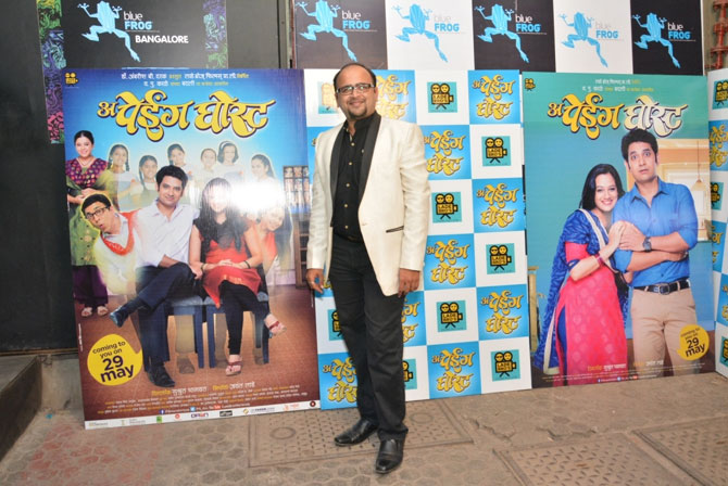 सुश्रुत भागवत दिग्दर्शित ‘अ पेईंग घोस्ट’ या सिनेमाने प्रेक्षकांची चांगलीच उत्सुकता वाढली आहे. एक वेगळीच कथा या सिनेमात रेखाटण्यात आली असून धमाल मस्ती या सिनेमात बघायला मिळणार आहे.