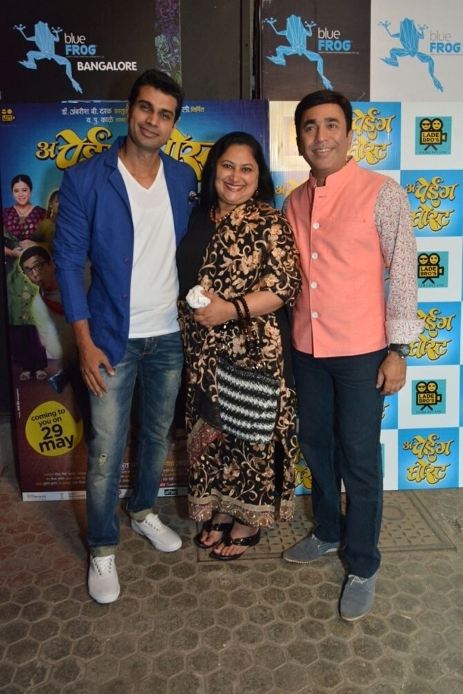 ‘अ पेईंग घोस्ट’ सिनेमाची कथा वसंत पुरूषोत्तम काळे यांची असून कथाविस्तार श्रावणी आणि सुश्रूत यांनी केला आहे. तर संवाद संजय मोने यांनी लिहिले आहेत.