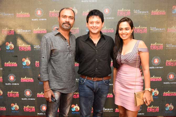 उमेश घाडगे आणि स्वप्निल जोशी कॅमे-यास पोज देताना.