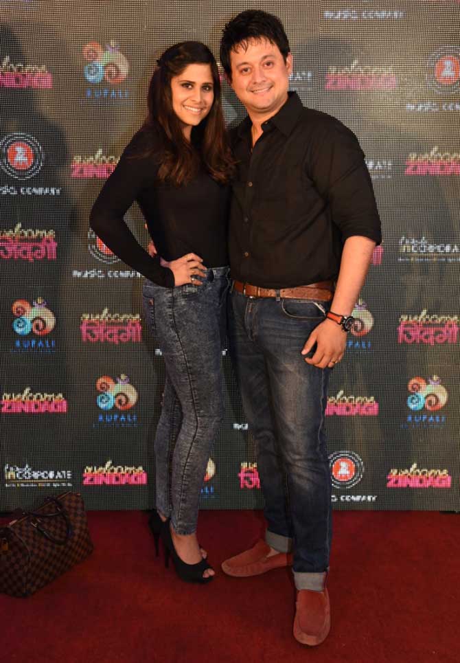 सई ताम्हणकर आणि स्वप्निल जोशी कॅमे-यास पोज देताना.