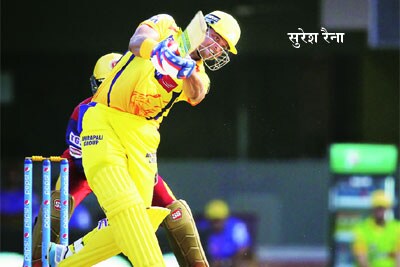 वानखेडेवरच्या घरच्या मैदानावर झालेल्या पराभवाची सव्याज परतफेड मुंबई इंडियन्सने शनिवारी चेपॉकवर केली. या सामन्यादरम्यान सचिन तेंडुलकर चेन्नईचा कर्णधार महेंद्रसिंग धोनीशी संवाद साधताना. (छाया- पीटीआय)