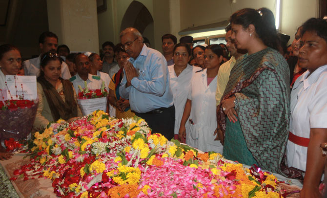 केईएम रुग्णालयाचे अधिष्ठाता डॉ. अविनाश सुपे आणि अरुणाच्या भाच्याने त्यांच्यावर अंत्यसंस्कार केले.